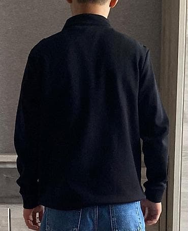 одежди: Мужской чёрный полузамок с короткой молнией (half‑zip). - Тип: тёплый — 4