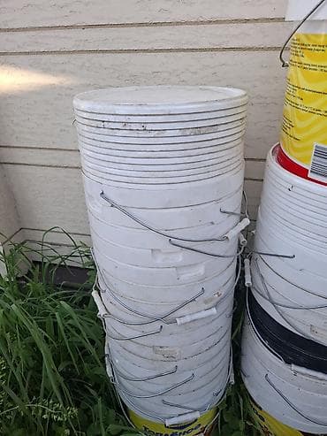 металлический ящик с крышкой: Продаю Пластиковые ведра с крышками и металлическими ручками как новый — 1