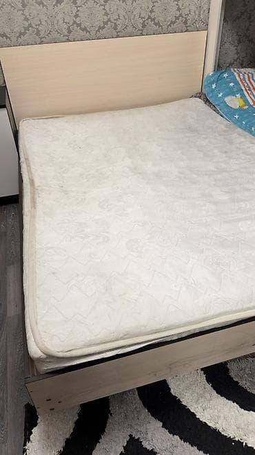 продам кровать полуторку: Двуспальная кровать с высоким изголовьем и матрасом. - Размер — 2