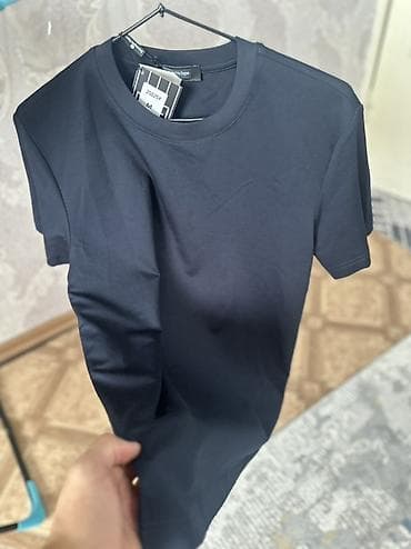 Личные вещи: Продается темно-синяя футболка Ermenegildo Zegna. Изготовлена из — 1