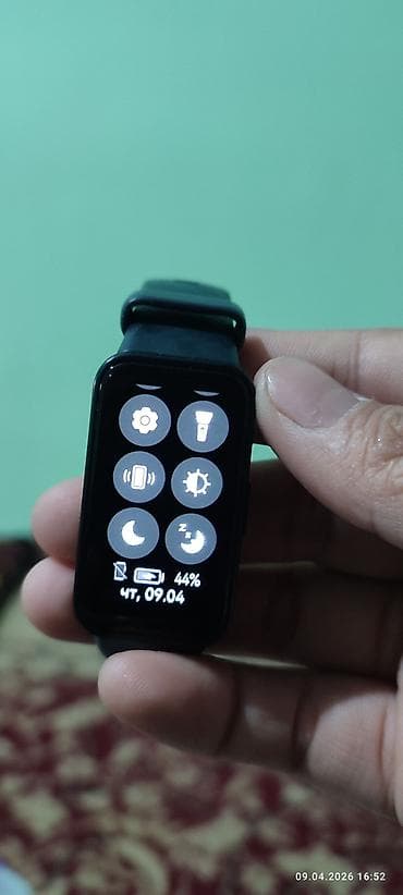 Продаëтся Часы Смарт‑браслет с прямоугольным цветным дисплеем и