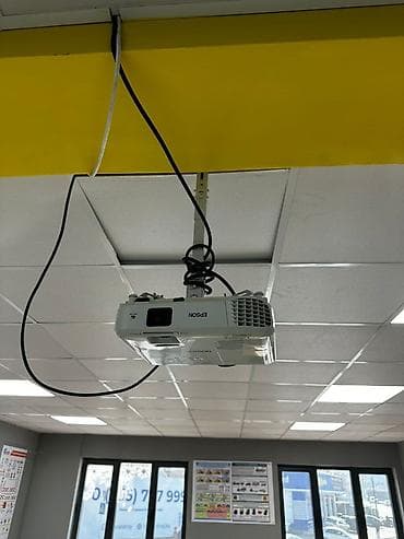 Проектор Epson EB-S05 с потолочным креплением. Основные