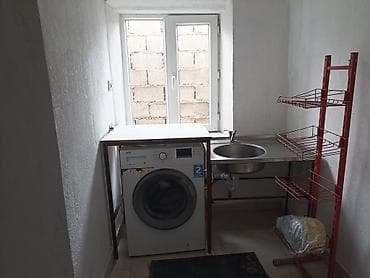 Үйлөр: Сдаётся 1 комнатная квартира:санузел+кухня+1 большая комната,с — 3