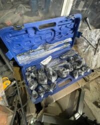 инструменты в чемодане: Набор ударных головок и инструментов в кейсе. Состав: - Ударные — 2