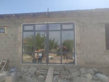 сборный дом: Большое окно с рамой из тёмного металла, состоящее из нескольких — 1