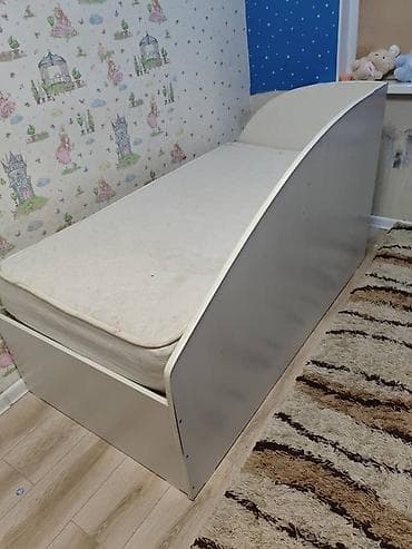 Односпальная детская кровать с матрасом и высоким изголовьем at lalafo.kg Односпальная детская кровать с матрасом и высоким изголовьем
