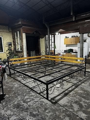 продаю топчаны: Двуспальная кровать, Каркас без матраса, длина - 280 см — 1
