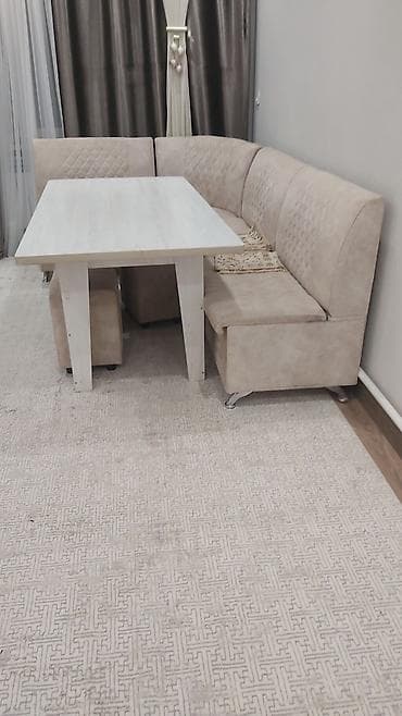 small table: Кухонный уголок с обеденным столом и пуфами. - Комплектация: угловой — 1