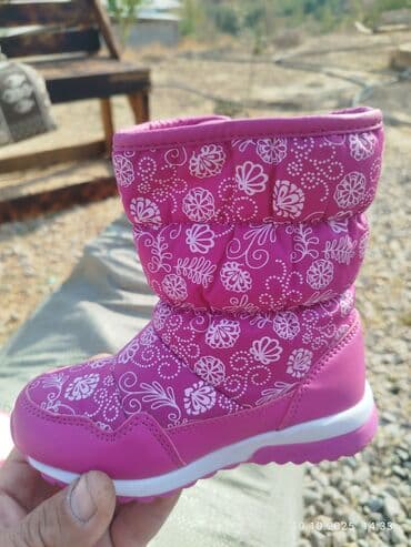 детская обувь для девочек: Детская обувь разных моделей и расцветок: - Утеплённые ботинки-дутики — 6