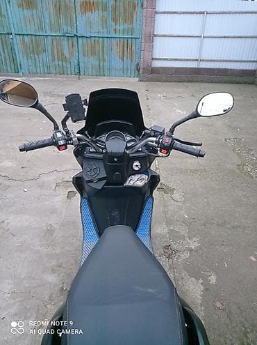 Скутер городской классический, черный цвет, с высоким лобовым стеклом