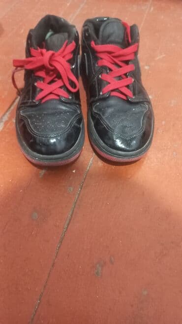 искры для обуви: Кроссовки низкие, черные, в глянцевом исполнении с контрастной красной — 2