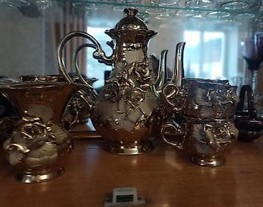 барокко: Чайный сервиз с рельефными розами, золотистая глазурь Состав набора — 1