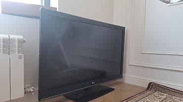 Телевизор LG, диагональ около 42–47". Плоская панель, черная рамка