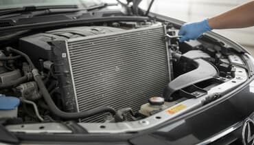 Радиатор на Mazda MPV 2.5 оригинал, почти новый