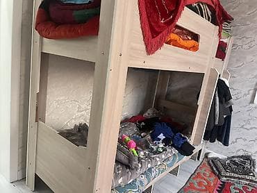 Кеңсе буюмдары: Двухъярусная кровать из ЛДСП светлого оттенка. Особенности: - Два — 3