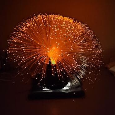 Светильник оптоволоконный. крутится и меняет цвета. светит то