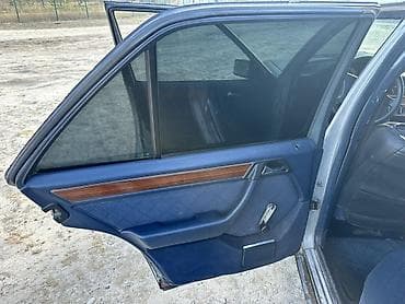 экран для машины: Mercedes-Benz — E220 - Классический интерьер с синим текстильным — 3