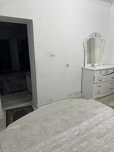 сдаю помощение: В большом 4-х комнатном доме сдается комната зал 8*4.Можно молодой — 4