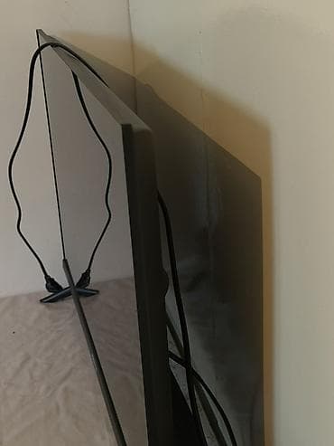 redmi note 5: Телевизор Hisense, диагональ около 32–40". Узкие рамки, две устойчивые — 4