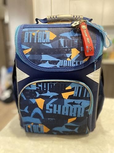детский чемодан: Школьный ранец с акульим принтом - Форм‑фактор: жёсткий каркас — 1