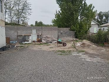 Продаётся участок с постройками. Характеристики: - Участок огорожен