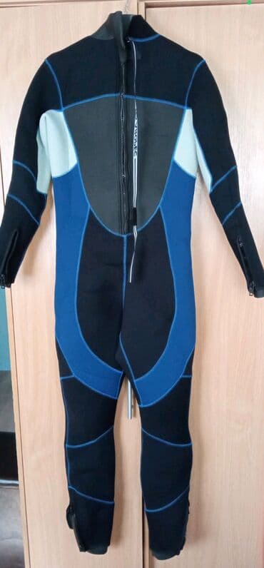 Продаётся гидрокостюм размера М для дайвинга. Торг уместен!!!