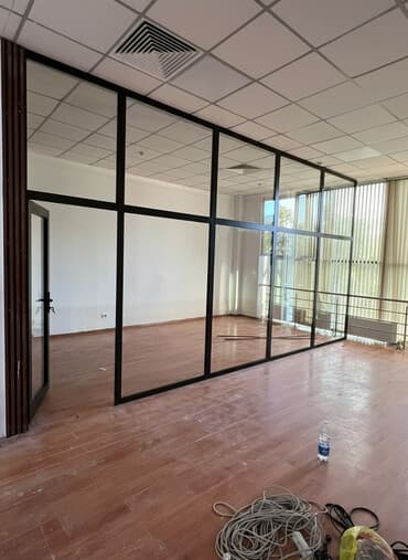 стеклянные межкомнатные перегородки: Буюртмага Каркастык тосмо, Офис үчүн, Монтаждоо — 1