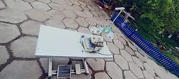 Промышленные швейные машины с комплектными столами и педалями. -