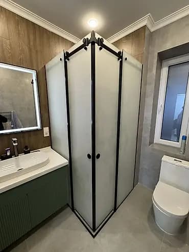 Душевые ограждения и перегородки из закалённого стекла на заказ. -