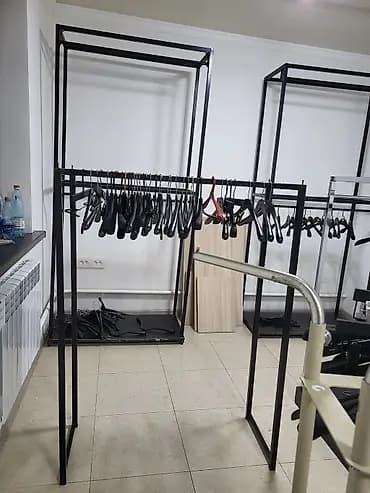 Металлическая напольная стойка-рейл для одежды - Конструкция: прочная