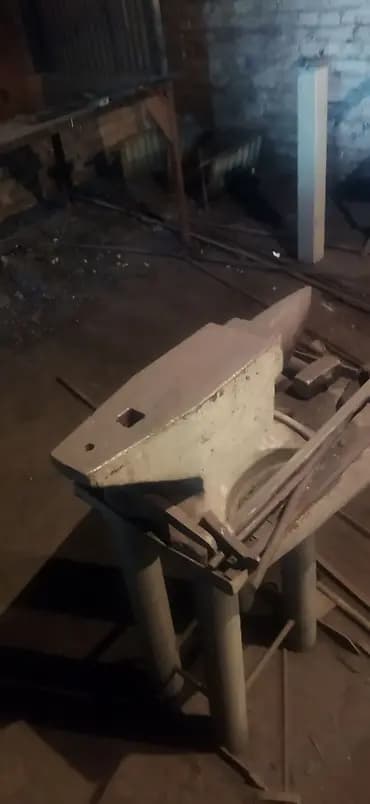 Кузнечный наковальня с подставкой - Классическая форма «рогатой»