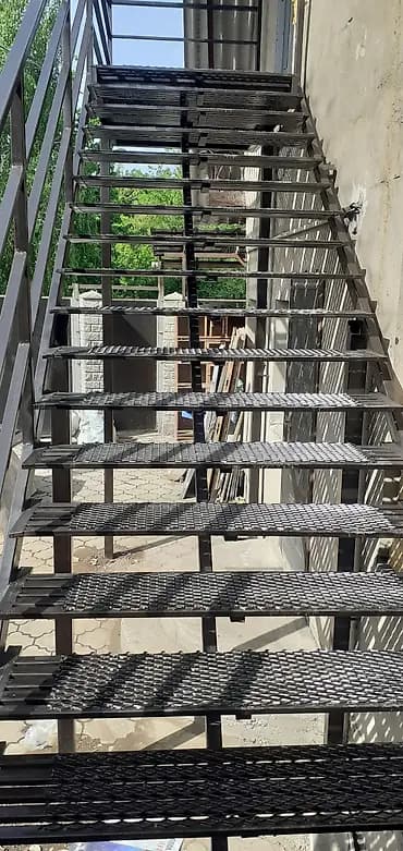 Металлическая лестница Наружные, Форма лестницы: Много-маршевая