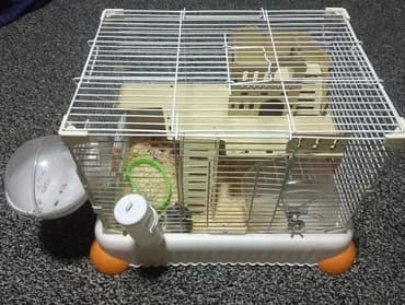 Клетка для хомяка удобно подходит для новичков и любителей грызунов