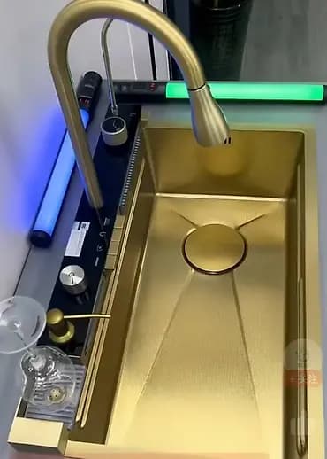 Умная кухонная мойка с интегрированным смесителем и водопадным изливом