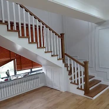 Стильная деревянная лестница, выполненная в классическом стиле