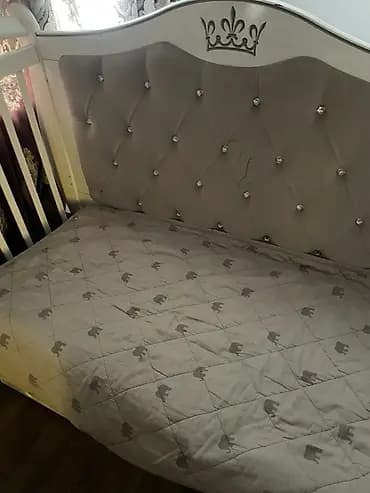 Детская кроватка с мягким изголовьем - Классический корпус из дерева