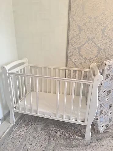 Детская кроватка с матрасом - есть две рейки, которые вставляются в