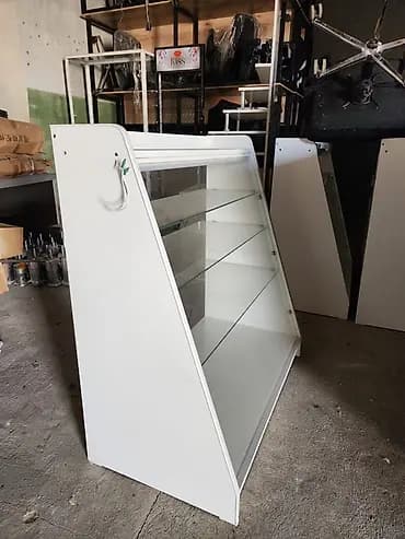 В НАЛИЧИИ 3шт (У одной стеклянные полки сломанные ) Торговая