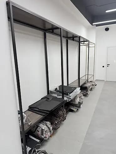 Металлические торговые стеллажи/стойки-рамки для шоурума и магазина -