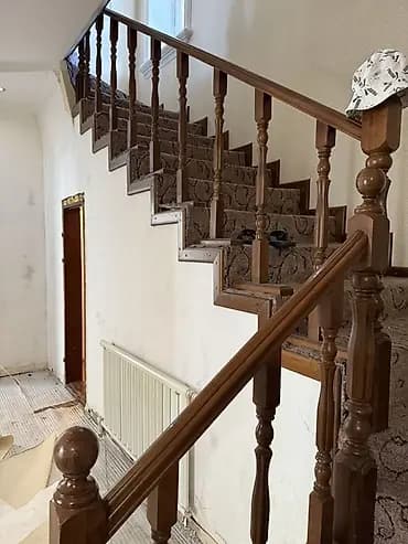 Деревянная маршовая лестница с перилами и балясинами - Конструкция