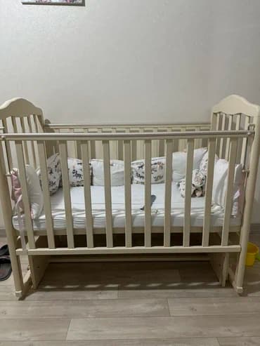 Детская кроватка из массива (цвет айвори/кремовый) с матрасом и