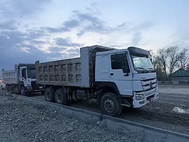 Самосвал HOWO белый - Конфигурация: трехосный самосвал, колесная