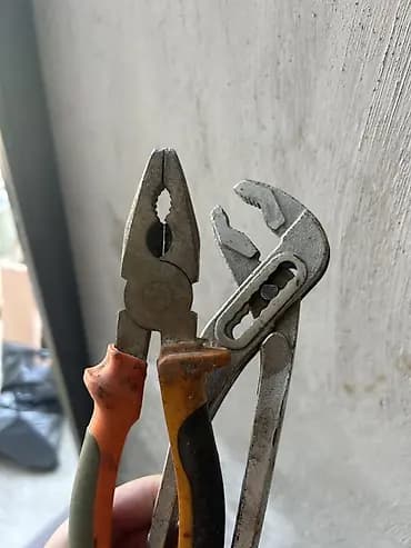 Набор ручного инструмента: пассатижи и газовый ключ (разводные клещи)