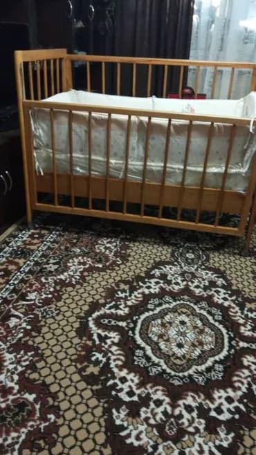 Кроватка продаю с бортиками,матрацом и подушечки