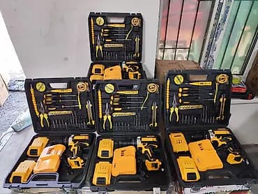 Шуруповерт+ набор инструментов в кейсе. Состав: - Шуруповёрт/дрель с