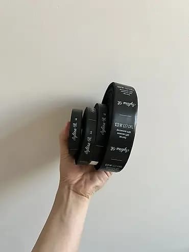 Индивидуальные бренд‑ленты и ярлыки для одежды на сатине - Печать