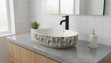 Овальная накладная раковина белого цвета с декоративной отделкой под