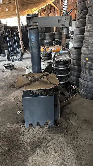 Оборудование для шиномонтажа — комплект: 1) Шиномонтажный станок