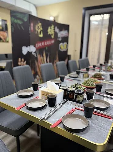 Кафеге официантка кыз керек. Акчасы кунуно берилет. Жумуш