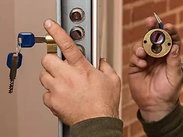 Услуги слесаря-замочника - Вскрытие дверей без повреждений (квартиры